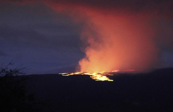 世界上最大的活火山在夏威夷喷发，官员警告人们做好准备