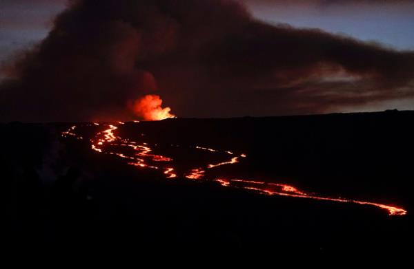 火山熔岩接近夏威夷大岛的主要道路