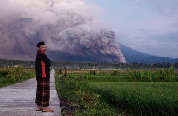 印度尼西亚的塞梅鲁火山在最近一次喷发中释放出熔岩河和气体云