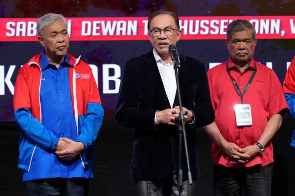 马来西亚领导人安瓦尔松了一口气，因为反对派未能改变州选举现状