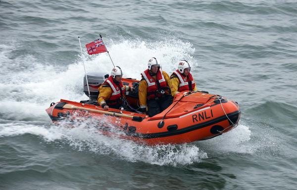 RNLI: 10岁的女孩在萨福克郡的Walberswick海滩获救