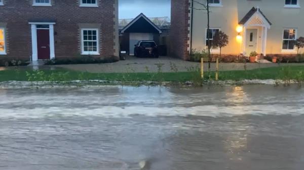 布拉姆福德的道路在极端降雨后被洪水淹没