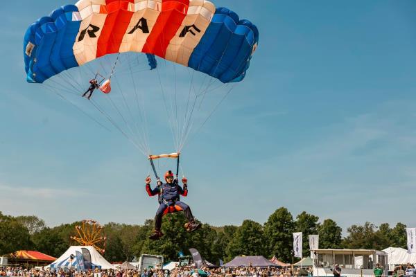 多亏了英国皇家空军的猎鹰，南萨福克秀飞行成功