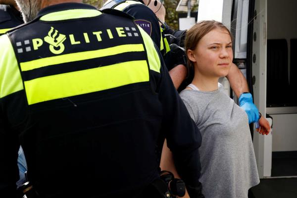 Greta Thunberg在气候抗议活动中两次被荷兰警方拘留