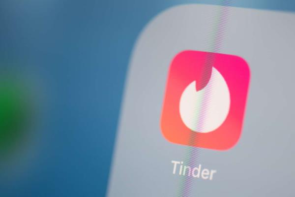 在对“Tinder强奸犯”的审判中，一名原告爆发:“你会被烧死的!”