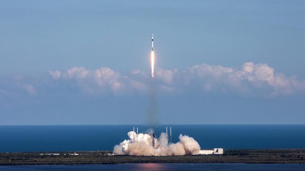 猎鹰9号在NASA的SpaceX CRS-30空间站补给任务中飞行