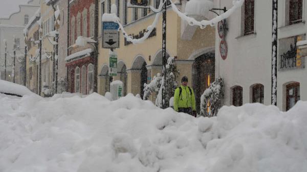 埃伯斯贝格区被大雪淹没了:呆在家里吧!