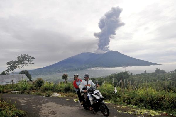 印度尼西亚:火山爆发后发现11名徒步旅行者死亡，12人失踪