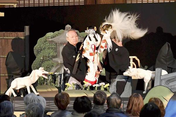 文乐木偶剧获得国宝级待遇，与木偶戏师木竹Kanjuro Kiritake，历史悠久的守口寺