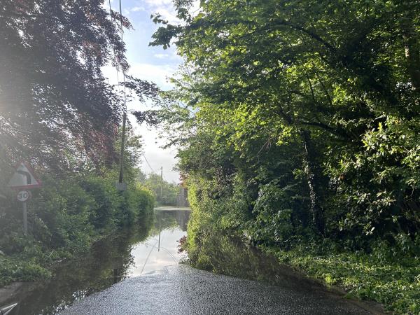 大雨过后，大科纳德的道路仍然被洪水淹没