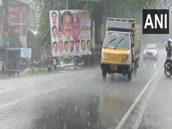 金奈:在持续的降雨中，Chembarambakkam湖将释放6000立方英尺的水