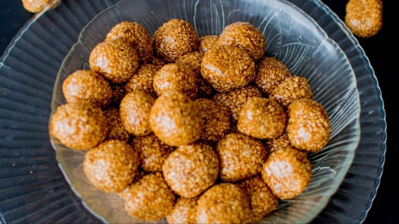 Makar Sankranti 2024:家庭主妇和厨师分享他们最喜欢的美味Til Gud Laddu