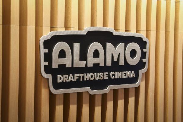 索尼电影公司收购了Alamo Drafthouse电影院，即餐厅连锁电影院