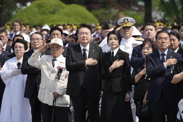 在朝鲜发射垃圾气球后，韩国一群人向边境地区散发宣传传单