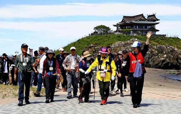 在青森市八户县举行的美之国海岸步道活动400人享受东北地区的自然风光