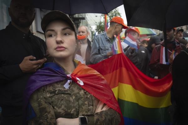 乌克兰的LGBT士兵希望他们的服役能改变人们对他们的态度，因为他们集会争取合法权利