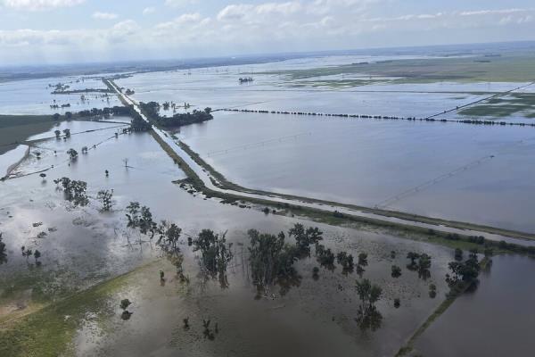 本周，当堤坝决堤时，中西部内陆地区被洪水淹没