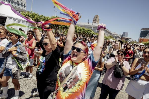 LGBTQ+骄傲月在纽约、旧金山等地的游行中达到高潮