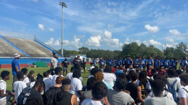 美国国家橄榄球联盟球员返回阿普卡高中举办免费青少年足球训练营