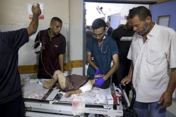 以色列对加沙中部发动袭击，造成20名巴勒斯坦人死亡，与此同时，调解人推动达成停火协议