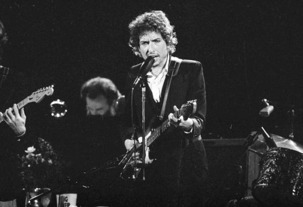 鲍勃·迪伦让歌迷们有机会重温1974年他和乐队的27张唱片