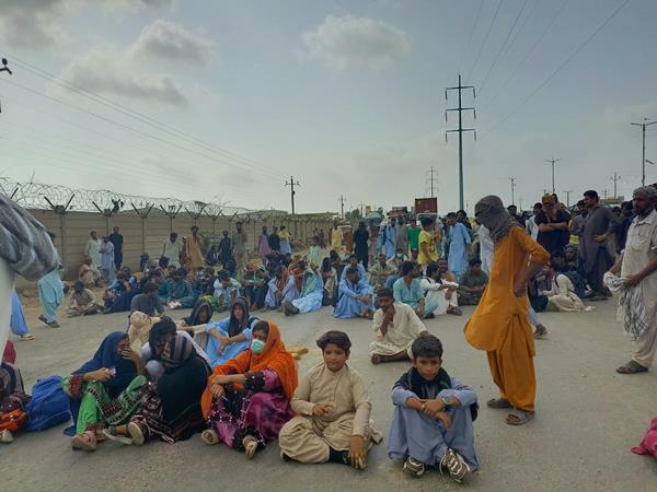 巴基斯坦安全部队向聚集在瓜达尔Baloch Yakjehti委员会参加Baloch National Gathering的人们开火