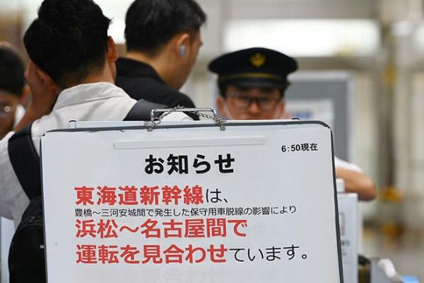 东海道的子弹头列车在轨道上相撞后停了下来