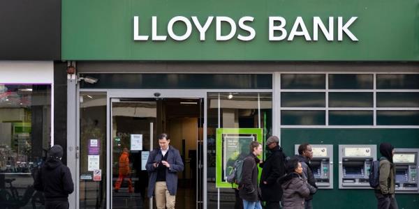 劳埃德银行(Lloyds Bank)警告称，尽管英国央行(Bank of England)下调基准利率，但抵押贷款利率仍将保持在4%以上