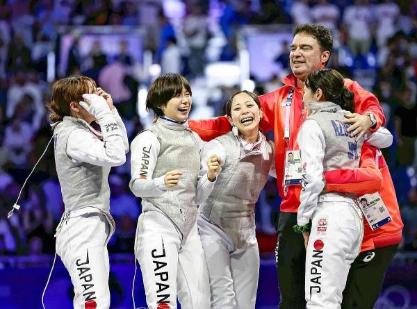 熊猫变成老虎为日本赢得女子击剑首枚奖牌日本女子花剑队赢得铜牌，创造历史