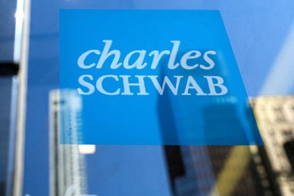 在狂热的交易日，嘉信理财(Schwab)和先锋集团(Vanguard)等券商面临中断